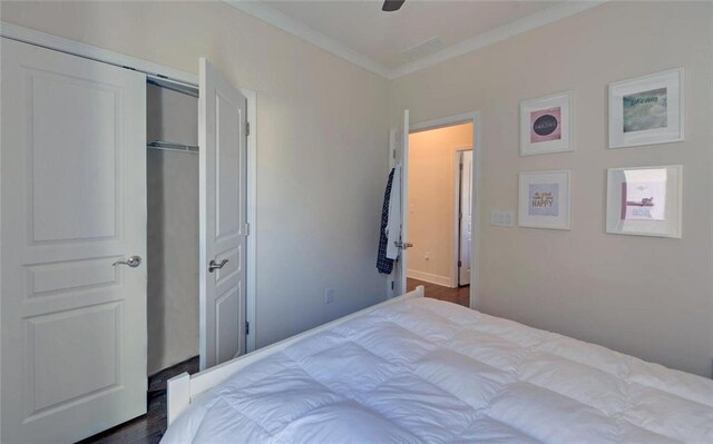 5638 Maple Bluff Way, Hoschton, GA 30548 - bedroom featuring a closet, ceiling fan, and ornamental molding