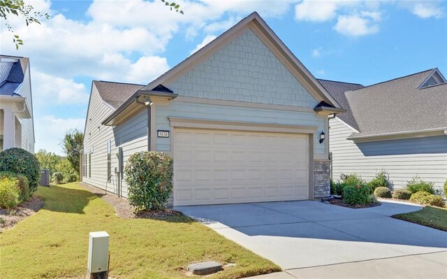 5638 Maple Bluff Way, Hoschton, GA 30548 - view of front of home featuring a garage, a front lawn, and driveway