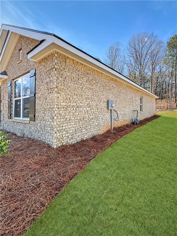 view of side of property featuring a lawn