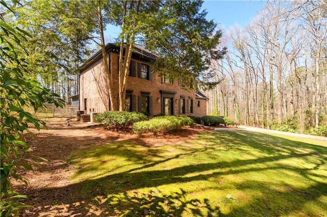 view of front of property featuring a front yard and brick siding