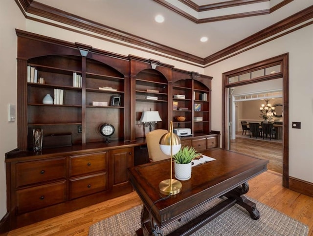 office area featuring crown molding, light wood-style flooring, baseboards, a chandelier, and recessed lighting