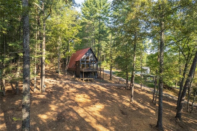 view of yard featuring a forest view