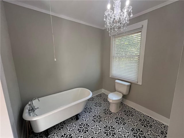 full bath featuring toilet, baseboards, ornamental molding, and a freestanding bath