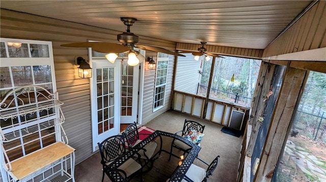 sunroom / solarium featuring ceiling fan