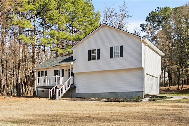 split level home featuring a front yard