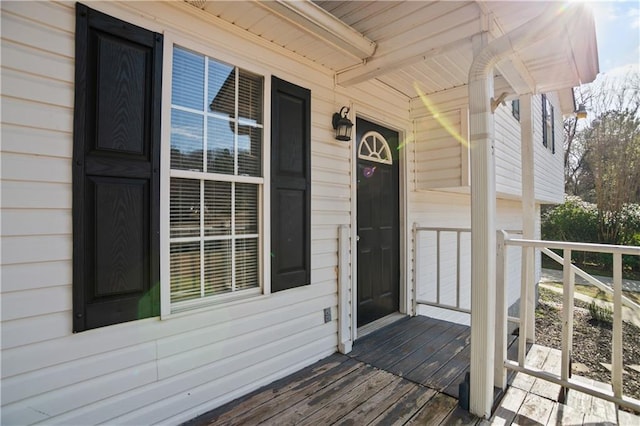 property entrance with covered porch