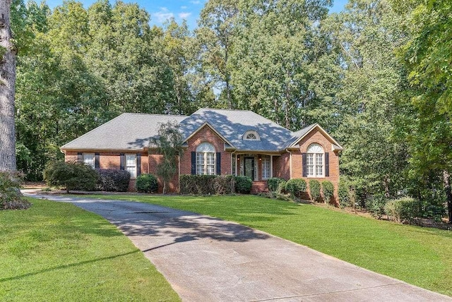 view of front of house featuring a front yard