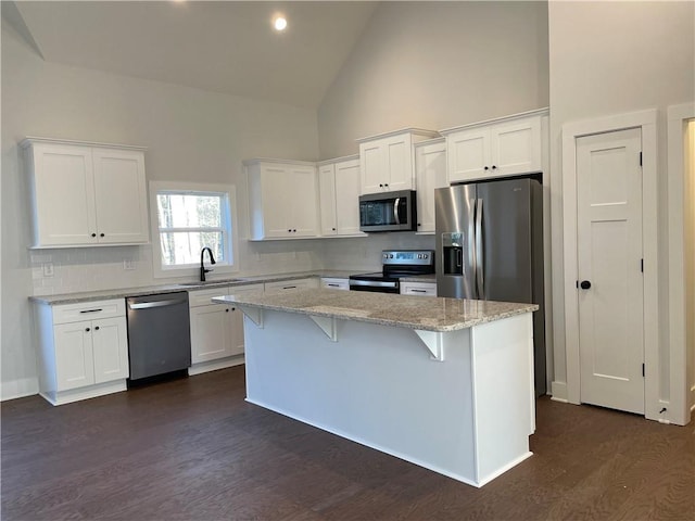 3605 Garden Lakes Pkwy NW, Rome, GA 30165 - kitchen featuring stainless steel appliances, a sink, high vaulted ceiling, dark wood-type flooring, and a center island