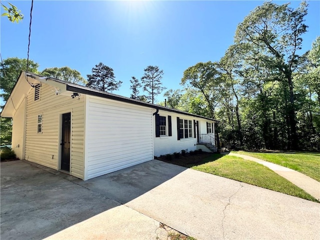 view of front of home with a front lawn