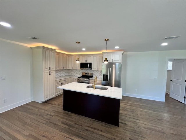 kitchen with a sink, stainless steel appliances, light countertops, baseboards, and visible vents