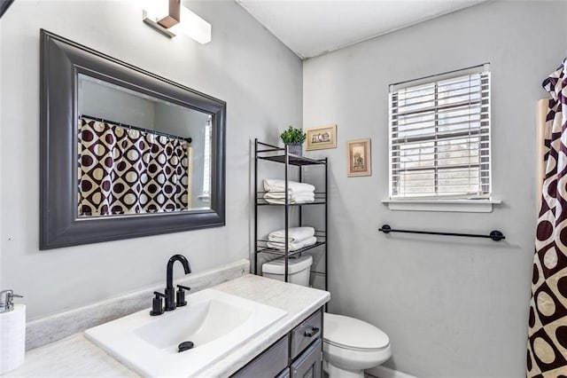 full bath with toilet, curtained shower, and vanity