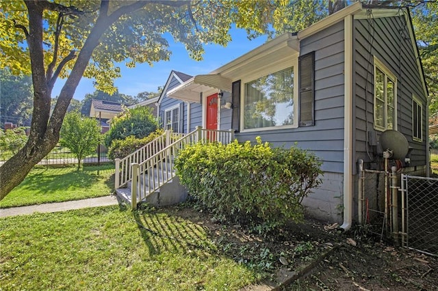 view of front of property featuring fence and a front lawn