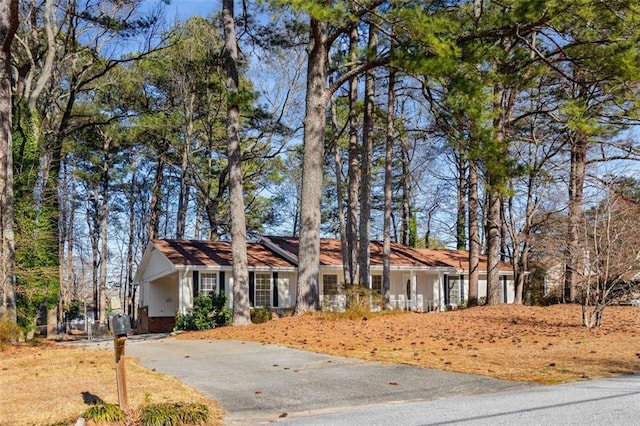 view of front of property with driveway