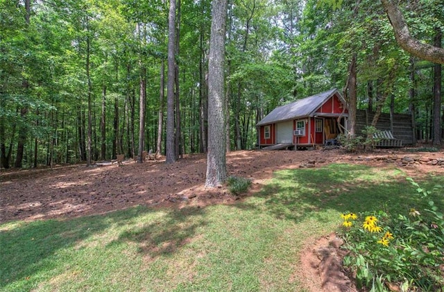 view of yard with an outdoor structure