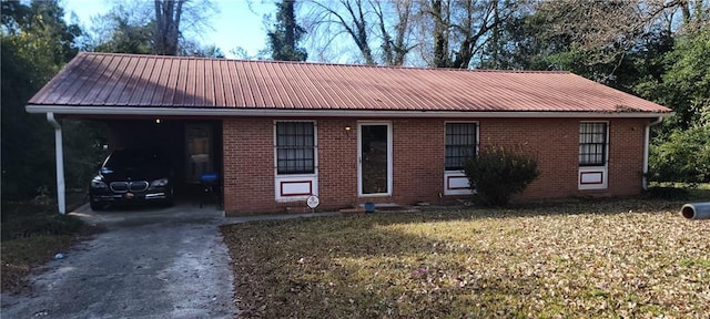 view of front of property with a carport and a front yard