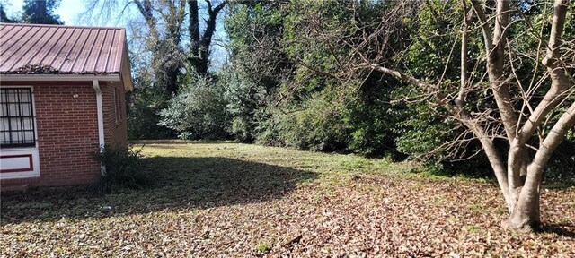 view of front of home featuring a carport and a front yard