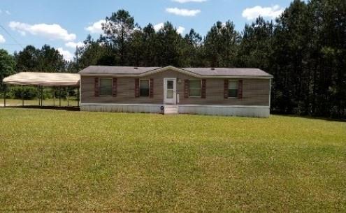 view of front of property featuring a front lawn