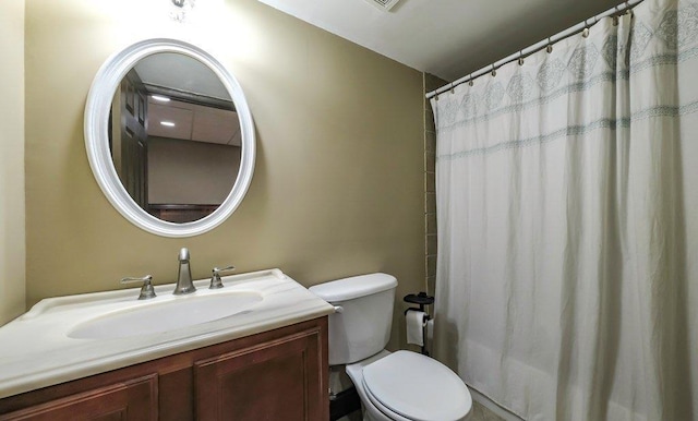 full bath with toilet, a shower with curtain, and vanity