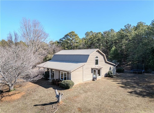 view of front of house with a front lawn