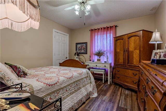 bedroom with light hardwood / wood-style floors, a textured ceiling, and ceiling fan