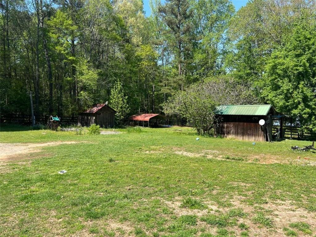 view of grassy yard with an outbuilding