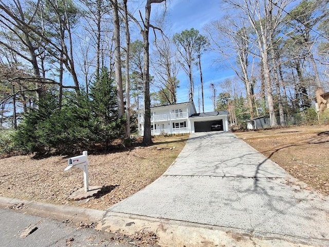 view of front facade featuring a garage and driveway