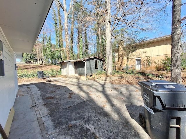 view of yard featuring an outdoor structure