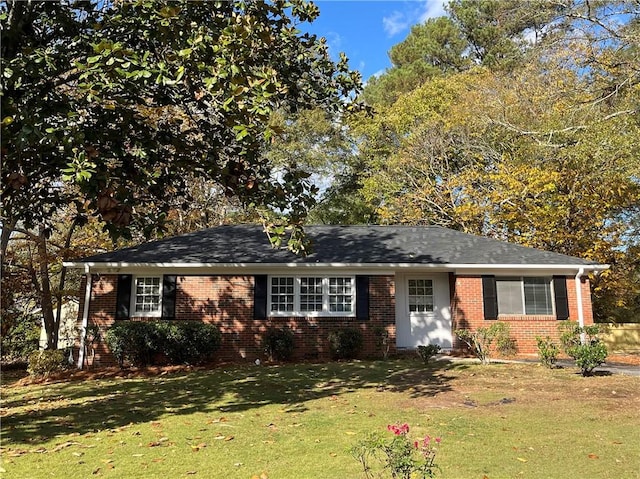 ranch-style house featuring a front lawn