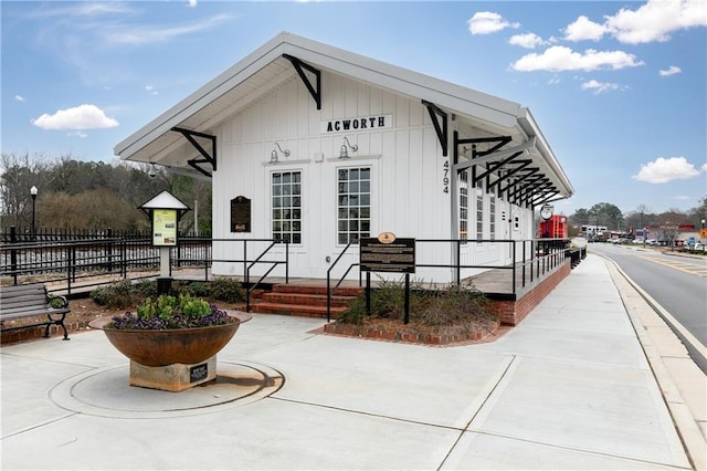 exterior space featuring fence