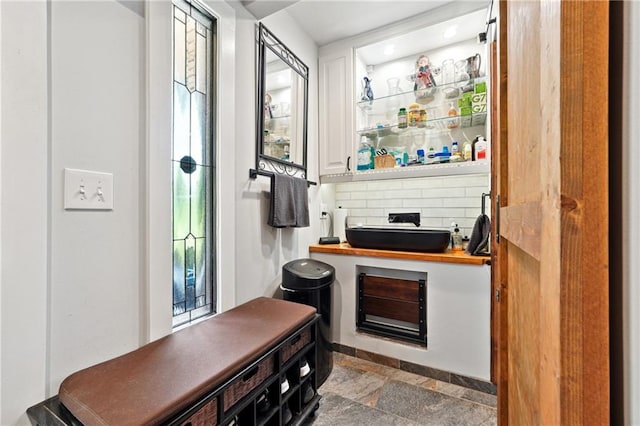 1438 Salem Dr, Alpharetta, GA 30009 - bar area featuring stone tile floors and decorative backsplash