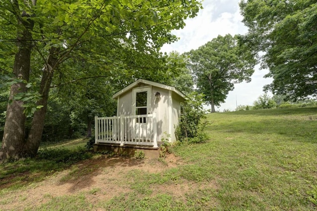 view of yard featuring a storage shed