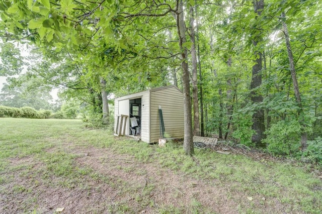 view of yard with a shed