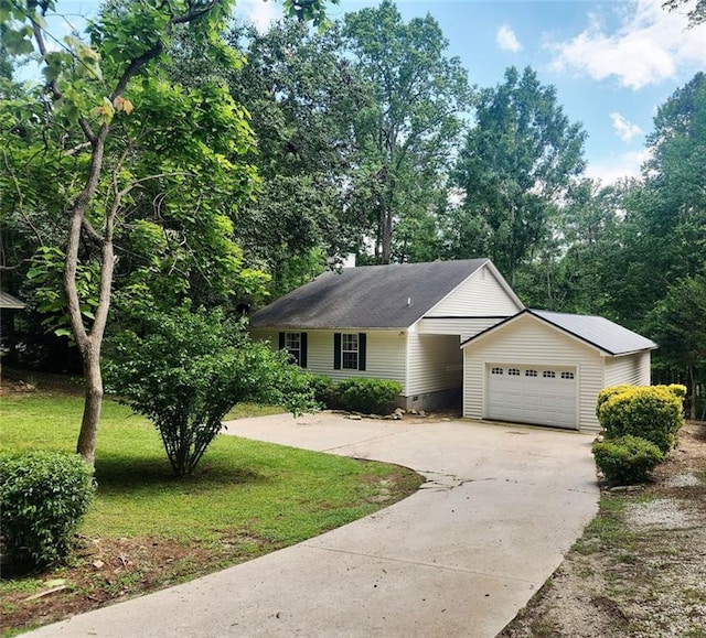 136 Greenock Cv, Toccoa, GA 30577 - ranch-style home with driveway, a garage, a front yard, and crawl space