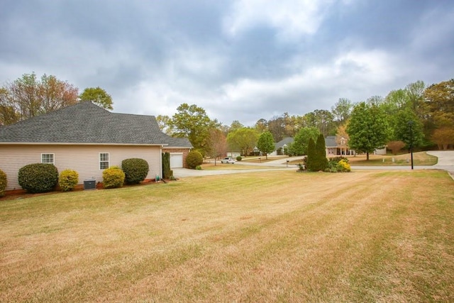 view of grassy yard featuring a garage