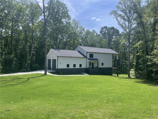 221 Dragonfly Cv, Toccoa, GA 30577 - back of property with a lawn and driveway