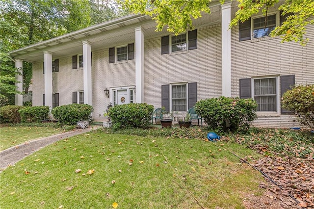 view of front of home featuring a front yard