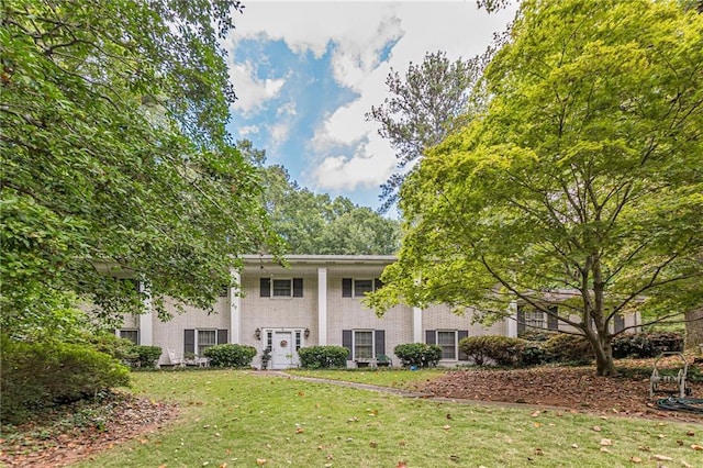 view of front of home with a front lawn