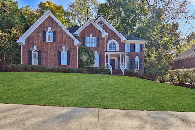 colonial inspired home featuring a front yard