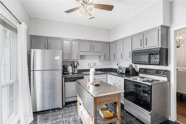 kitchen with stainless steel appliances, gray cabinetry, a sink, ceiling fan, and crown molding