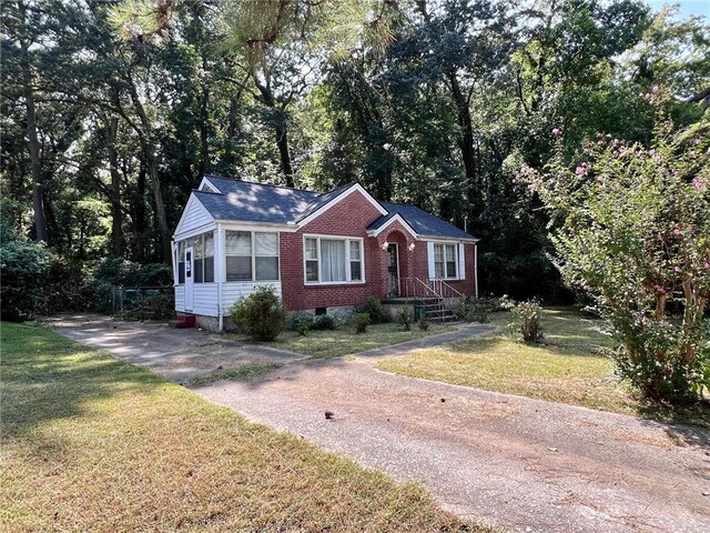 view of front of property with a front yard