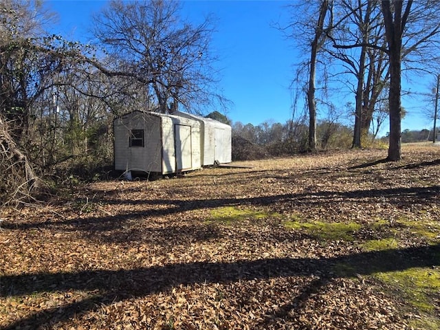 view of yard featuring a storage unit