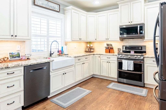 109 Lighthorse Blvd, Mcdonough, GA 30252 - kitchen with stainless steel appliances, a sink, decorative backsplash, and light wood-style flooring