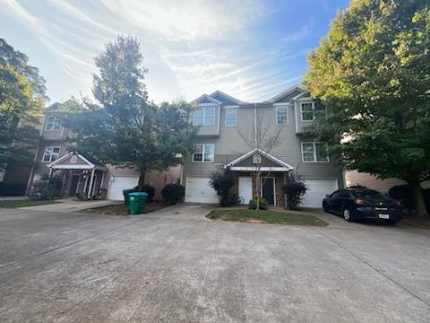 view of front property featuring a garage