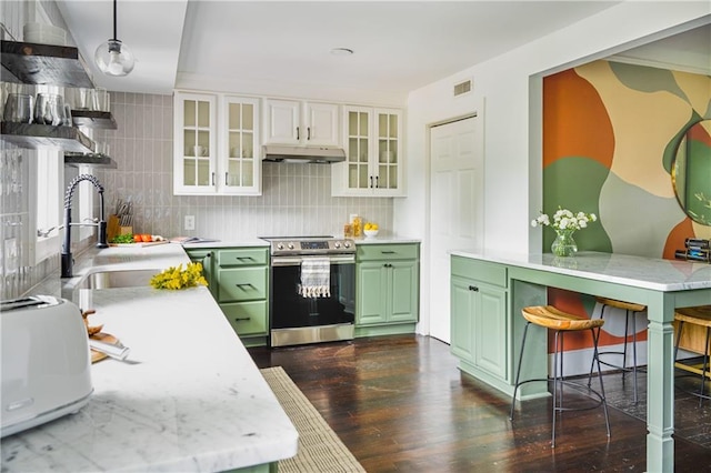 kitchen featuring stainless steel range with electric stovetop, under cabinet range hood, dark wood finished floors, green cabinetry, and a sink