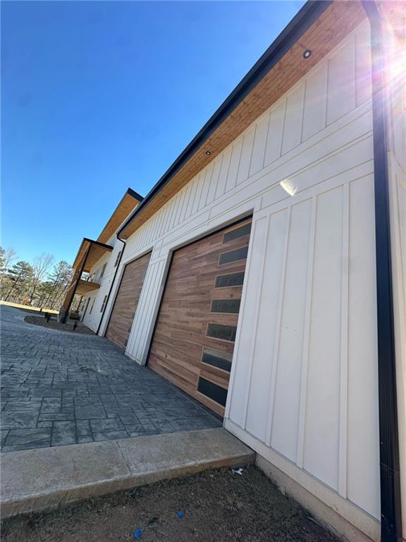 300 Mountain Ridge Dr, Dahlonega, GA 30533 - garage featuring driveway