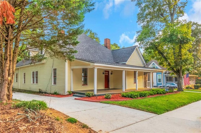 view of front of property with a front yard and covered porch