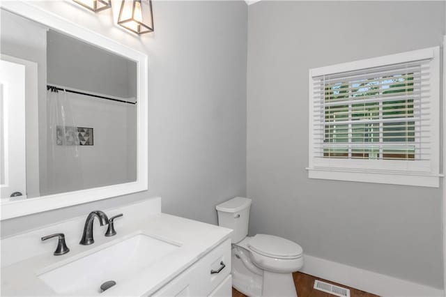 full bath featuring toilet, a shower with shower curtain, vanity, visible vents, and baseboards