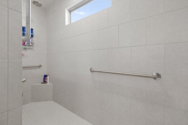 bathroom featuring a tile shower