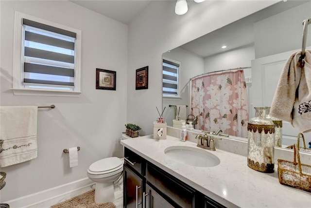 full bathroom featuring a shower with shower curtain, baseboards, vanity, and toilet