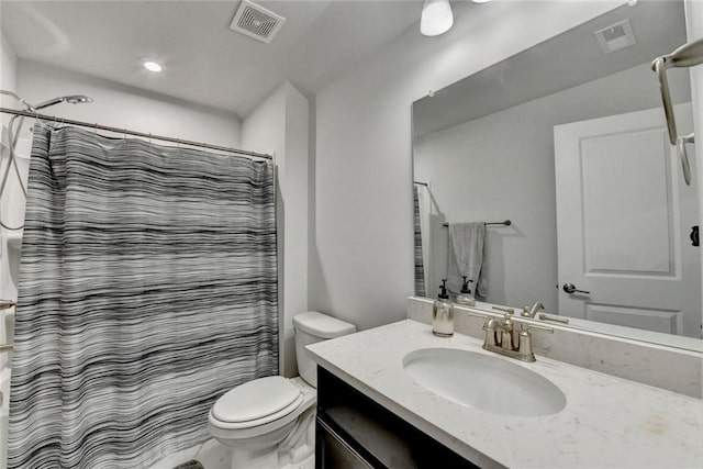 full bath featuring toilet, visible vents, a shower with shower curtain, and vanity